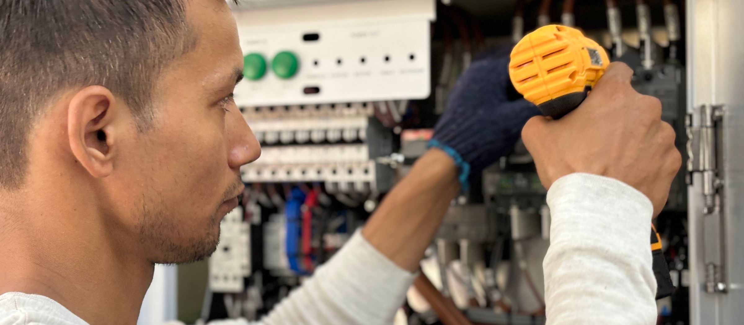 Technik pracující na elektrickém rozvaděči